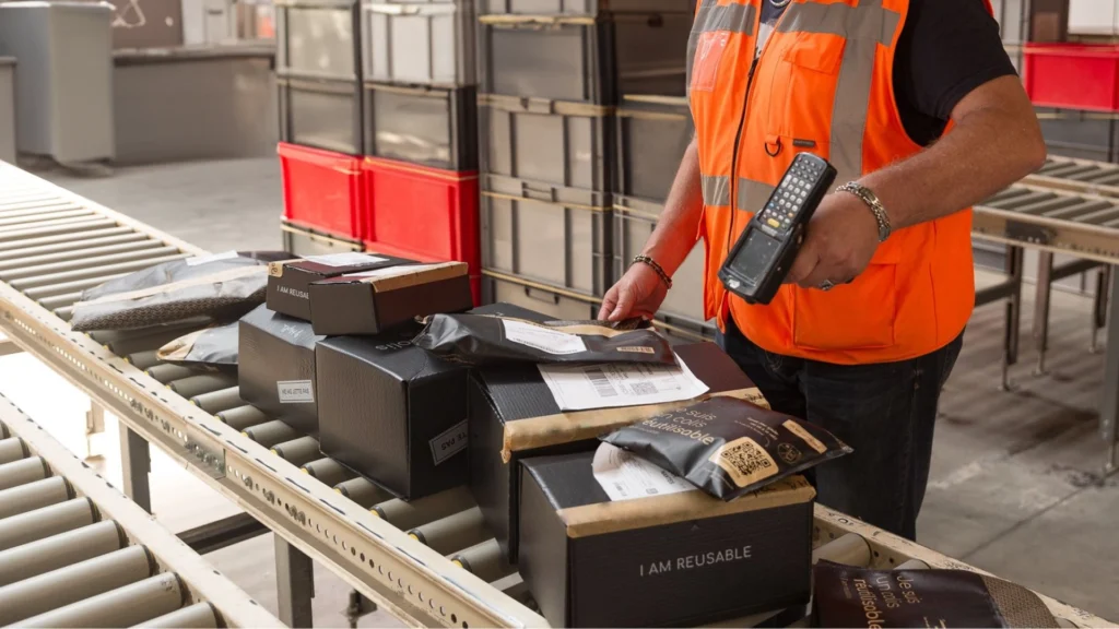 Hipli: Une révolution durable pour l’emballage e-commerce réutilisable 1 Hipli boxes being scanned in a logistics warehouse